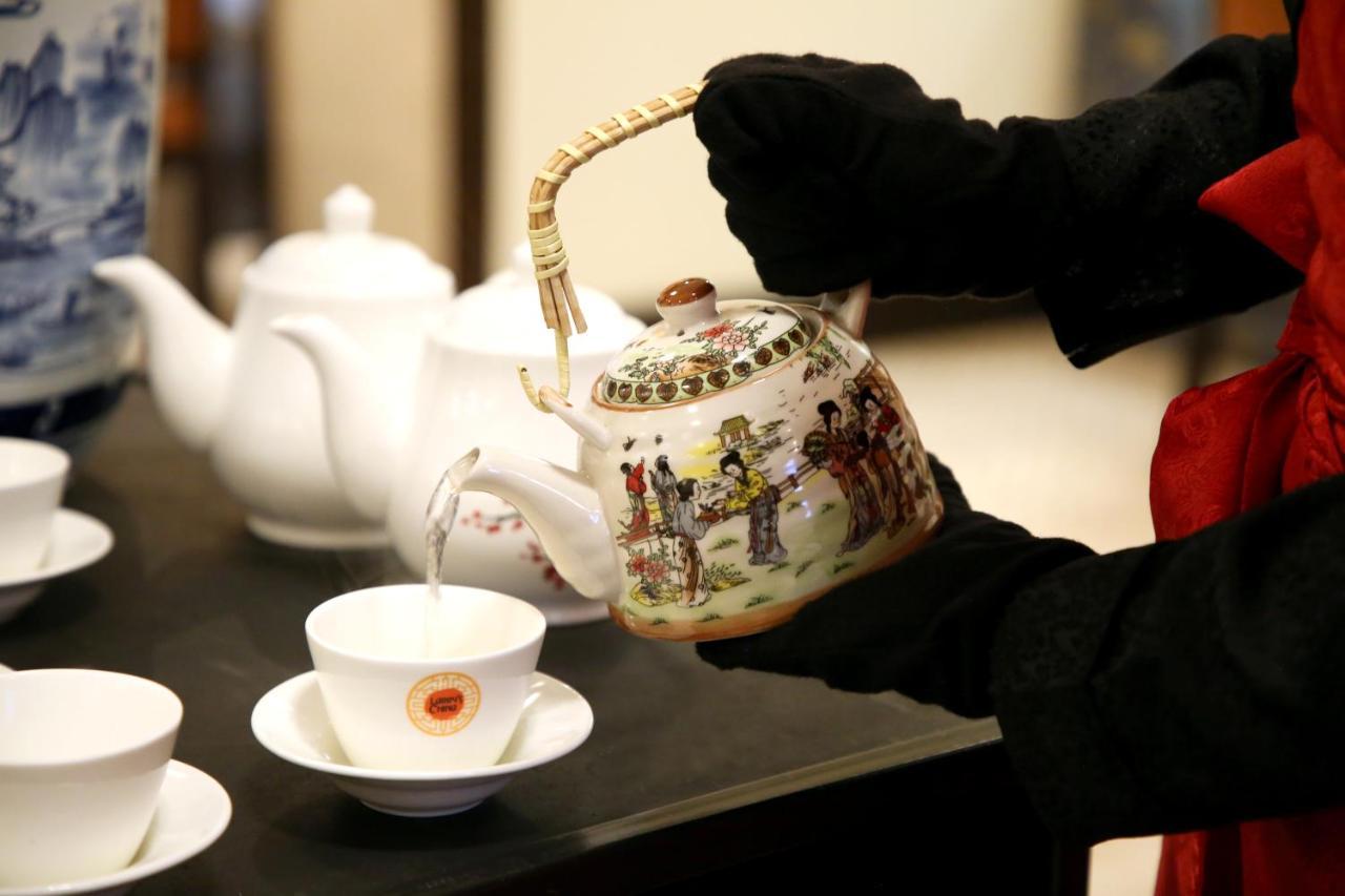 فندق إمباسادور نيودلهي المظهر الخارجي الصورة Tea being poured