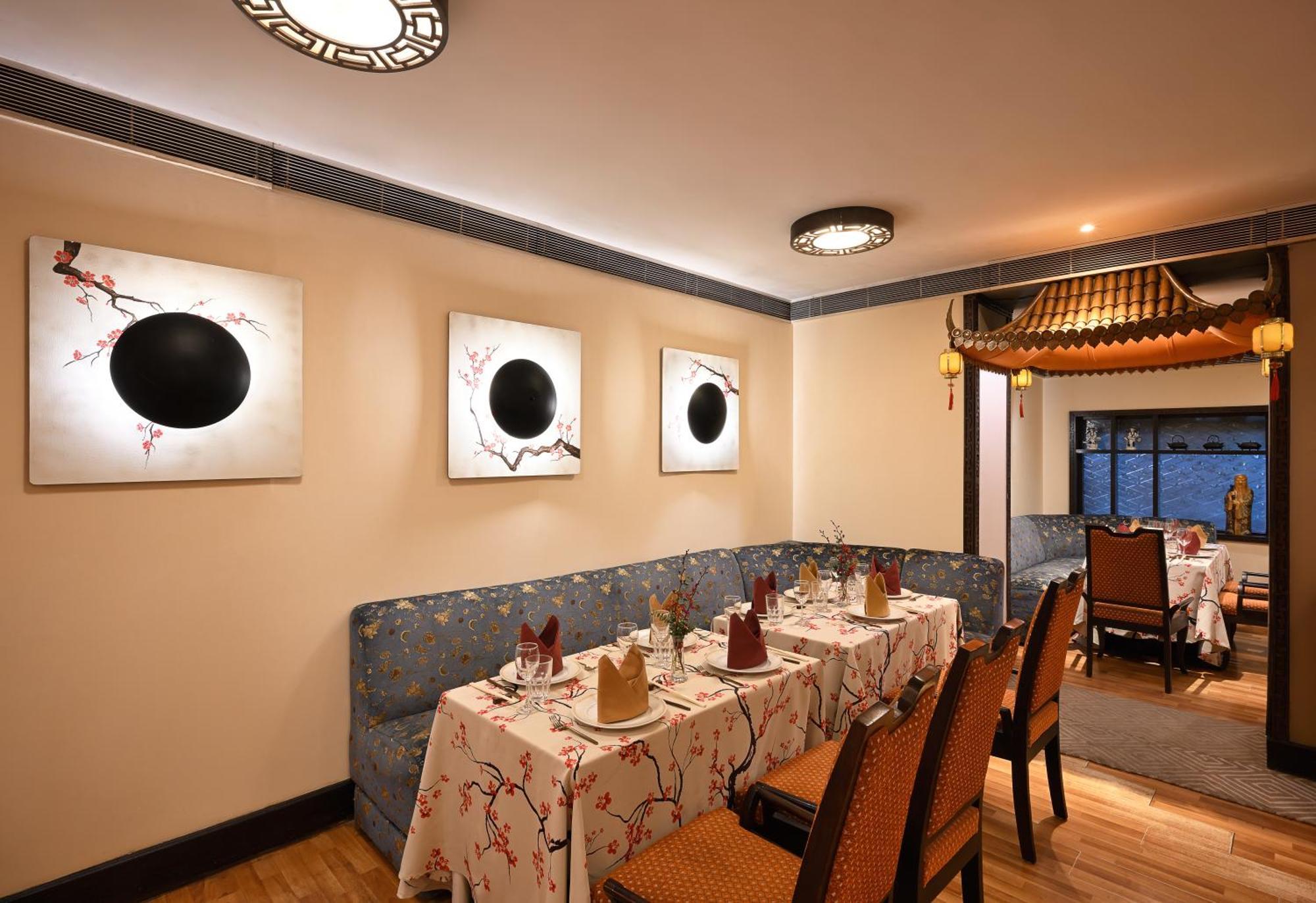 فندق إمباسادور نيودلهي المظهر الخارجي الصورة The interior of the restaurant