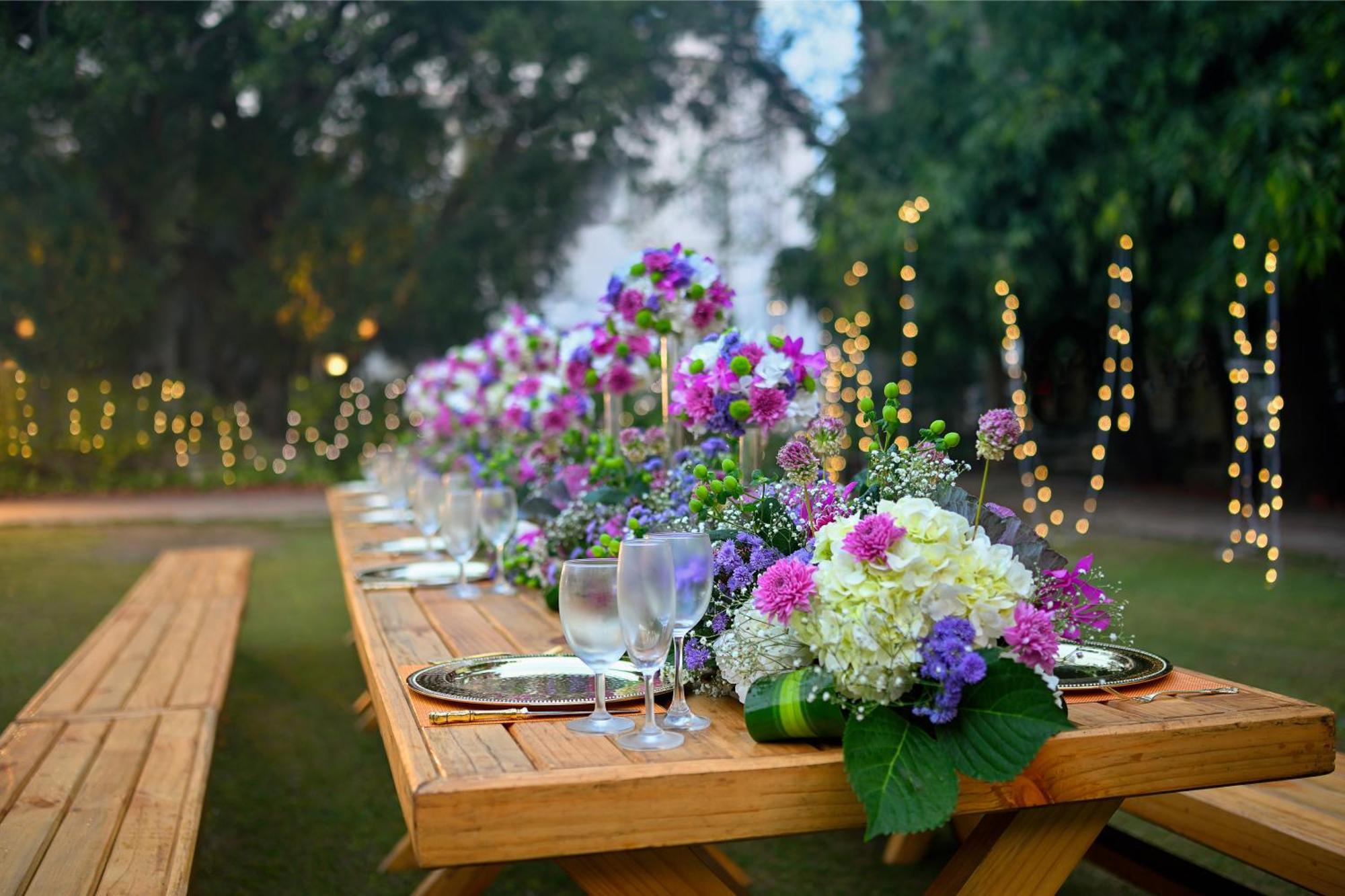 فندق إمباسادور نيودلهي المظهر الخارجي الصورة A table set for a wedding reception