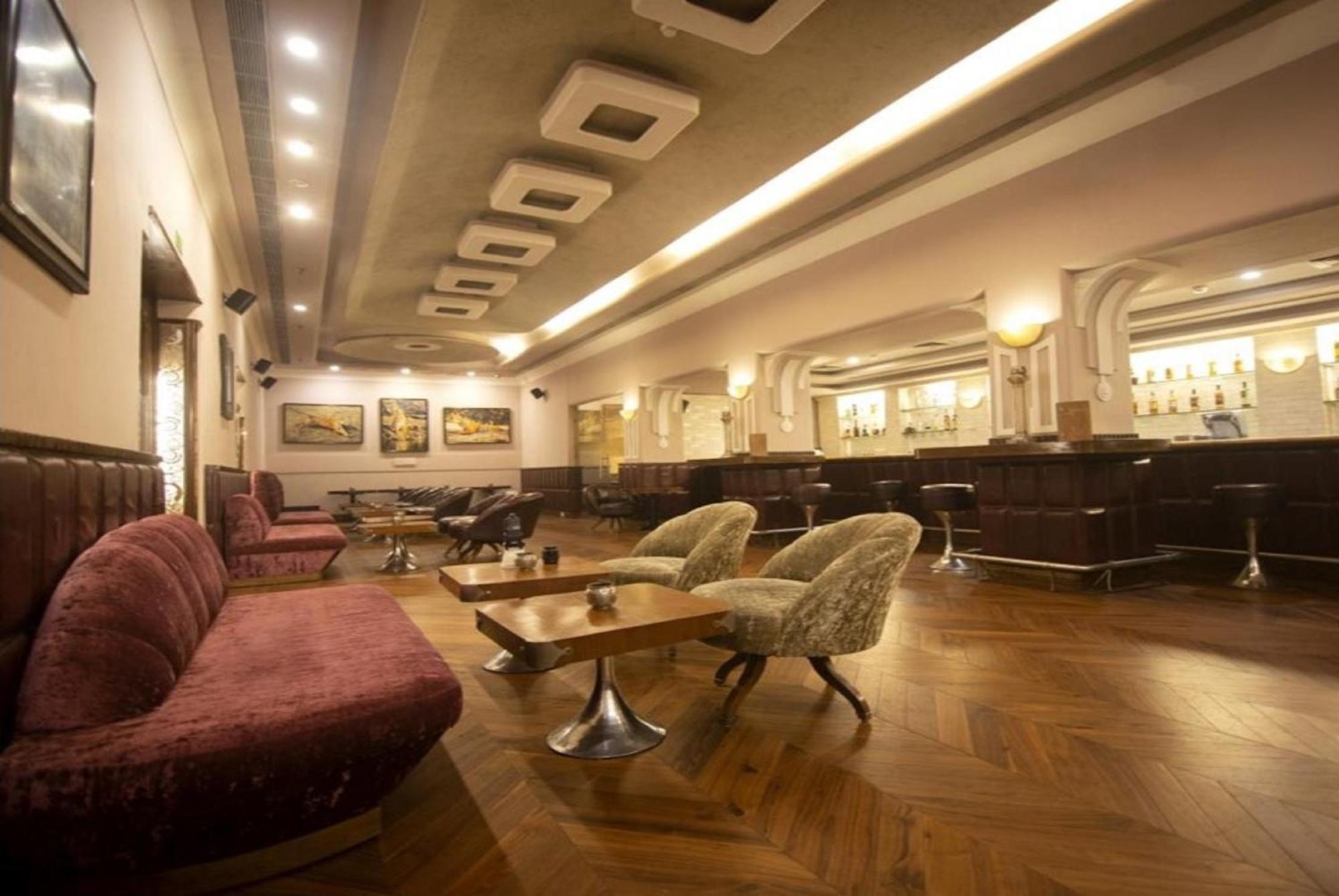 فندق إمباسادور نيودلهي المظهر الخارجي الصورة The interior of the restaurant