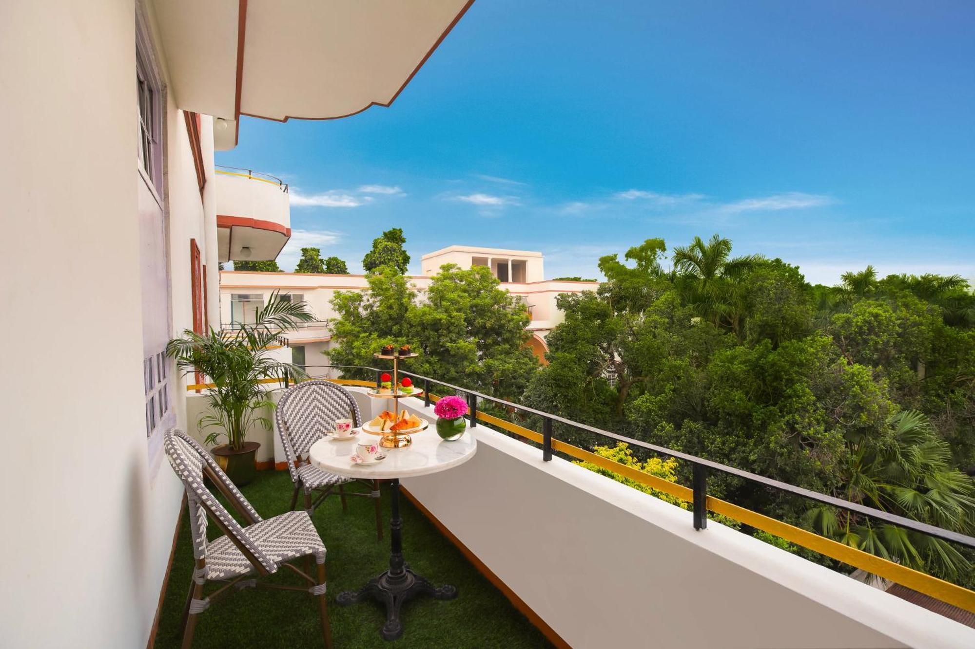 فندق إمباسادور نيودلهي المظهر الخارجي الصورة A balcony
