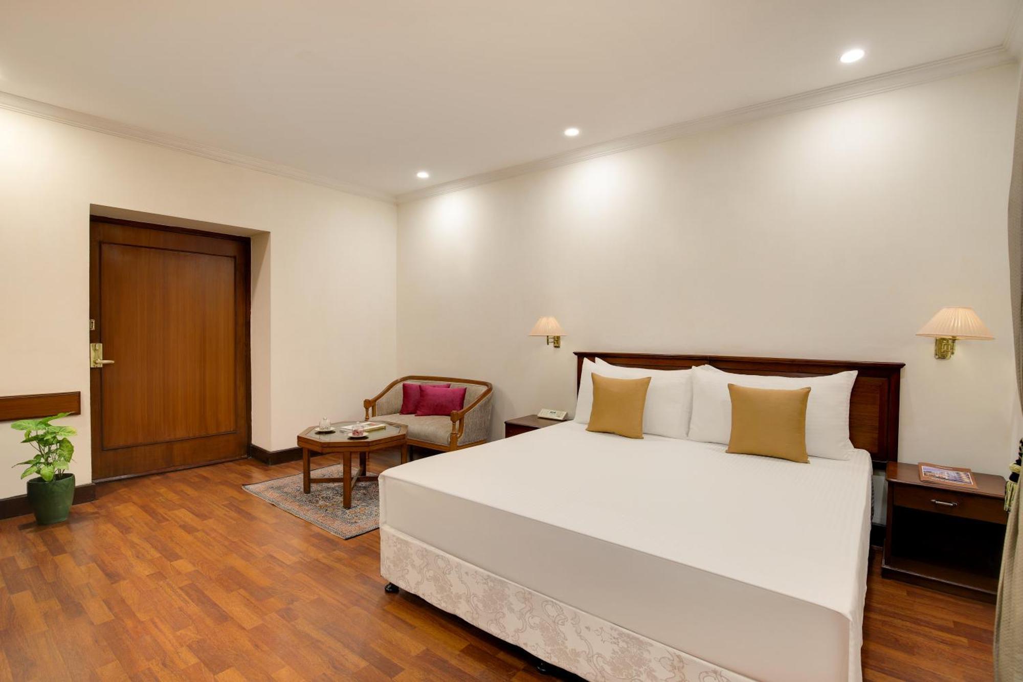 فندق إمباسادور نيودلهي المظهر الخارجي الصورة A room at the hotel